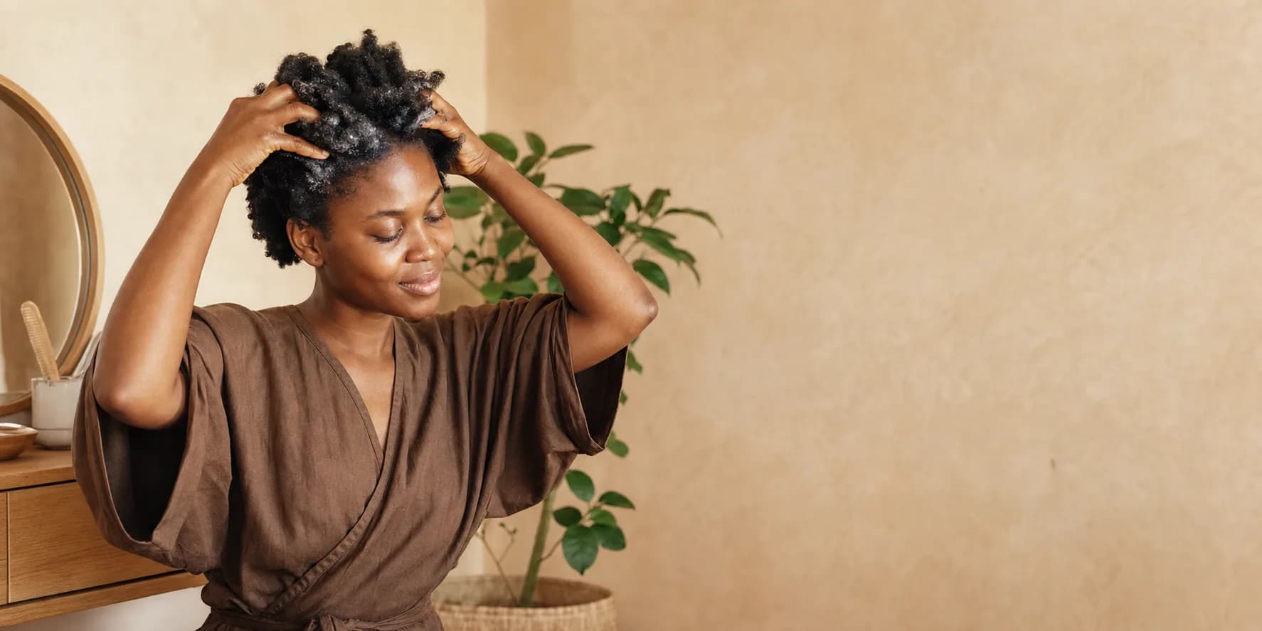 Femme prenant soin de ses cheveux naturels
