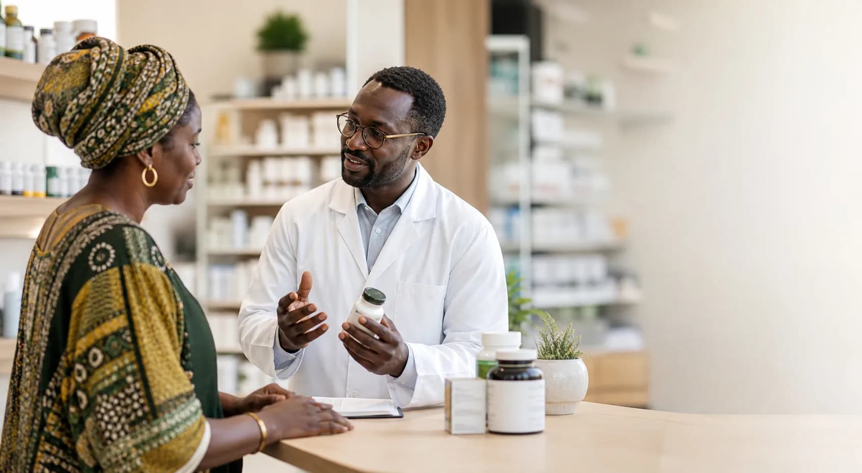 Pharmacienne échangeant avec une cliente au sujet du bien-être