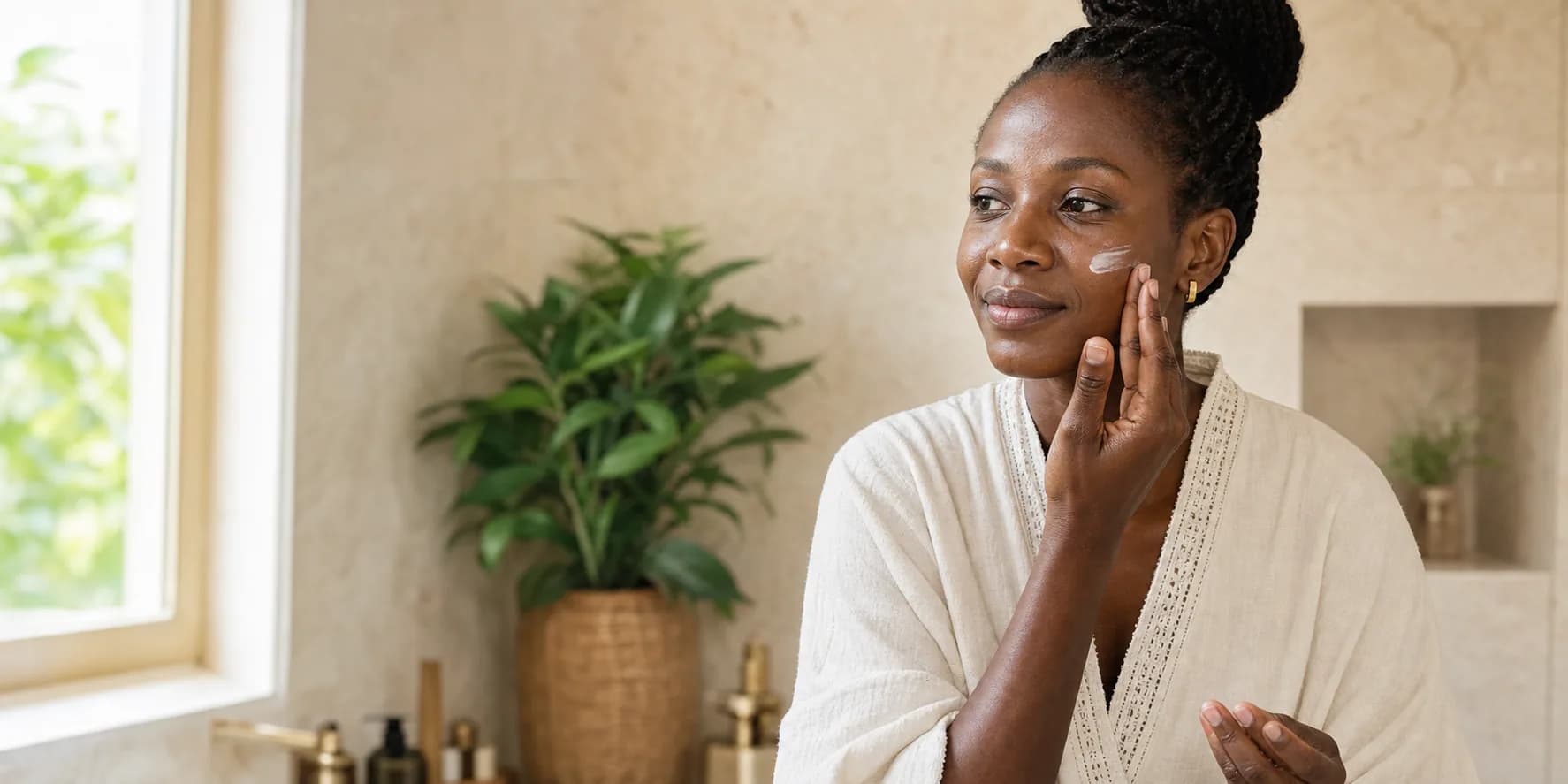 Femme appliquant doucement un soin hydratant sur son visage