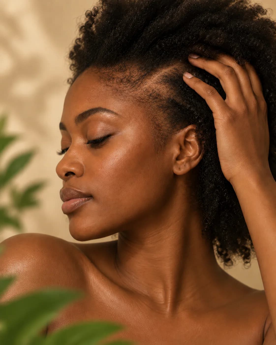 Femme noire touchant ses cheveux naturels avec attention