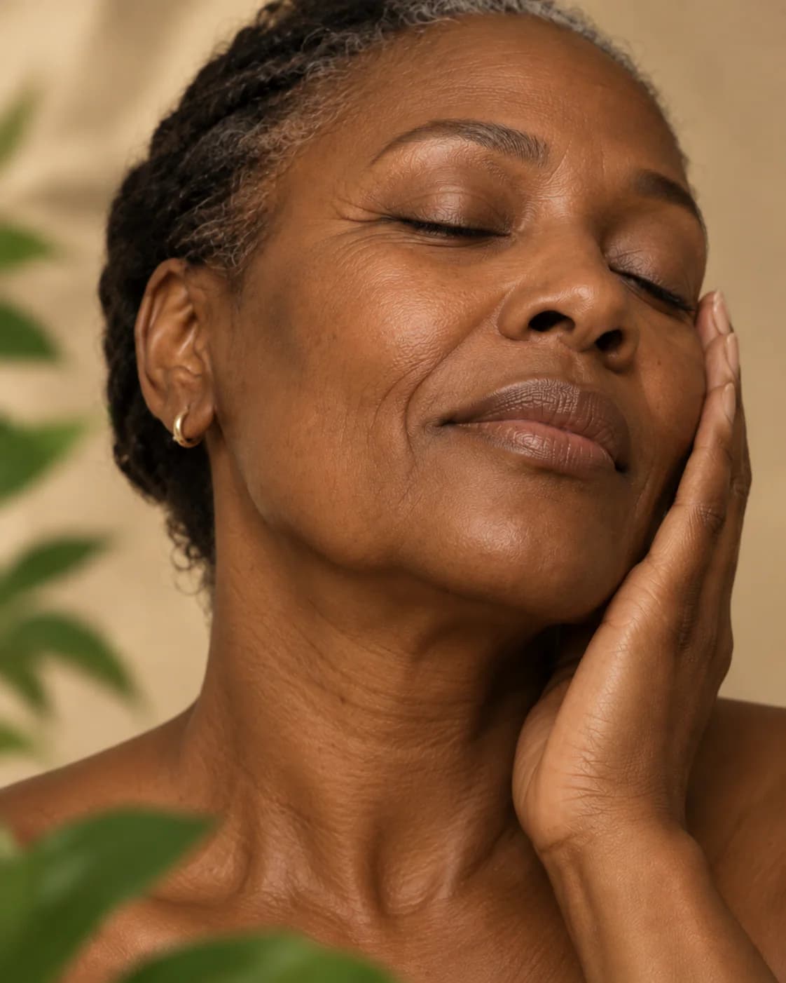 Femme noire mature présentant des rides naturelles sur le visage